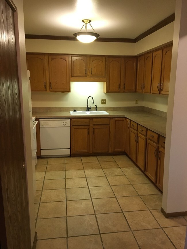 Building Photo - 4670 S Woodland Dr