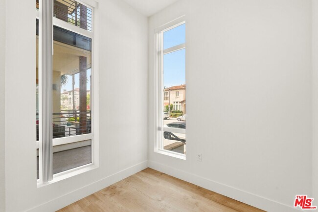 Foto del edificio - 12920 W Runway Rd