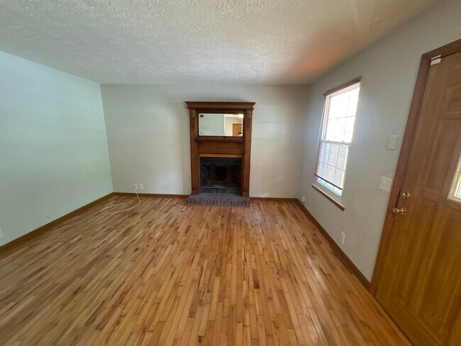 Building Photo - For Rent: 2 Bedroom | 1 Bath Duplex in Sou...