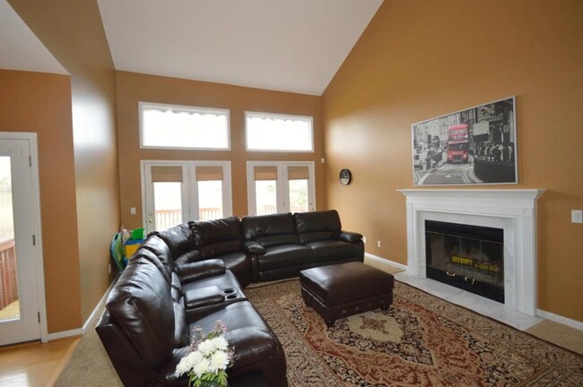 Foto del edificio - Large Home is Desirable Pine Run!  Best of...