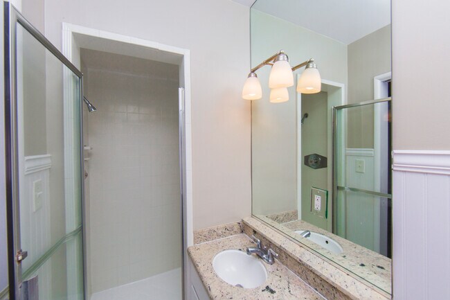 Building Photo - 1483 Rexford Dr
