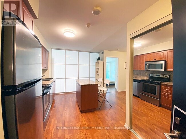 Building Photo - 215 Fort York Blvd