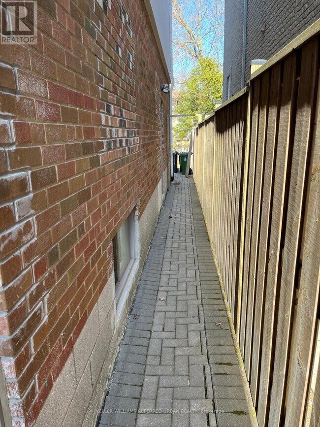 Photo du bâtiment - 44 Regina Ave