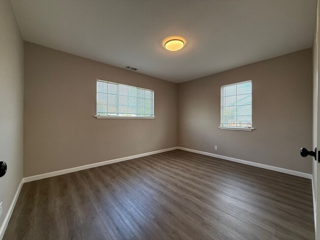 Building Photo - Nice and bright detached single-family res...