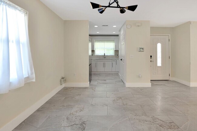 Foto del edificio - Remodeled 4BR Home Near Downtown Sarasota