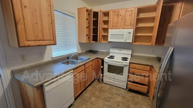 Building Photo - 735 N 200 E St