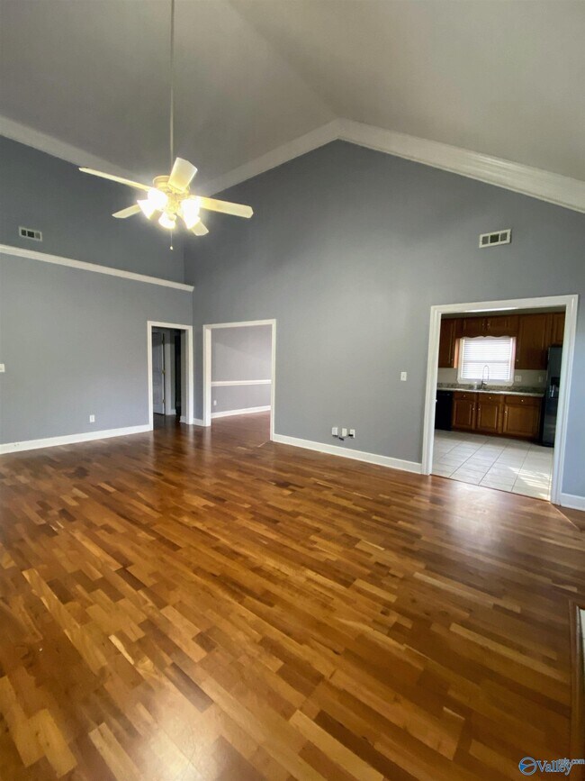 Foto del edificio - 3214 Cove Lake Rd