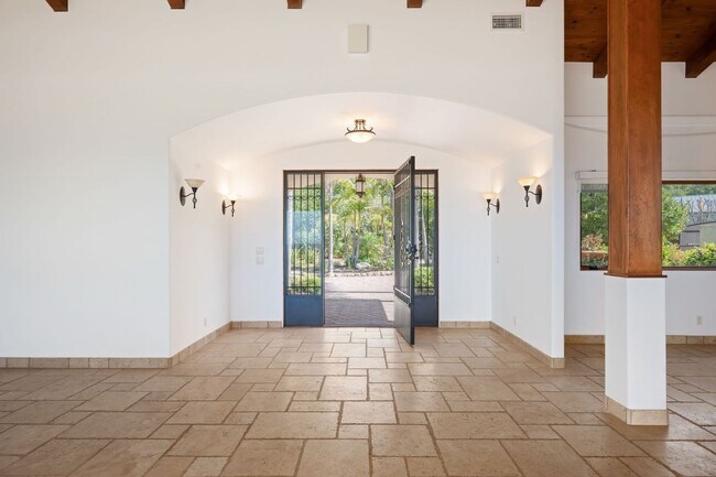 Foto del edificio - Montecito Property with a View and a Pool ...