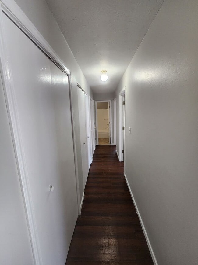 Building Photo - 2 bedroom 1 bath apartment