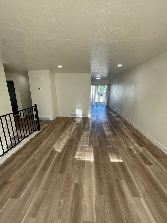 Foto del edificio - 3-Bedroom Twin Home with Private Backyard