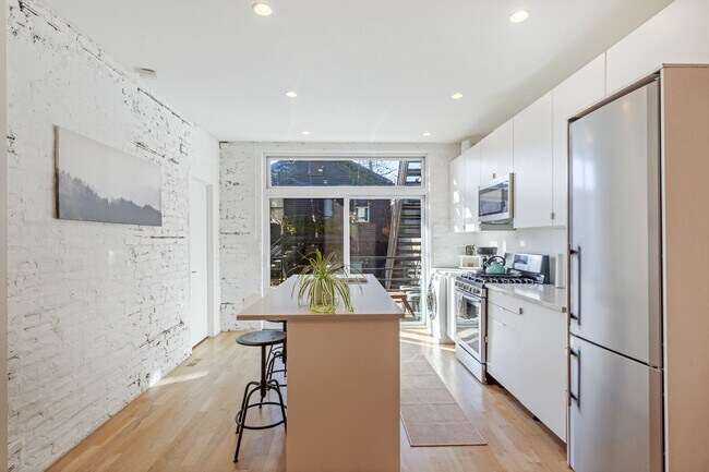 Building Photo - 522 N Claremont Ave