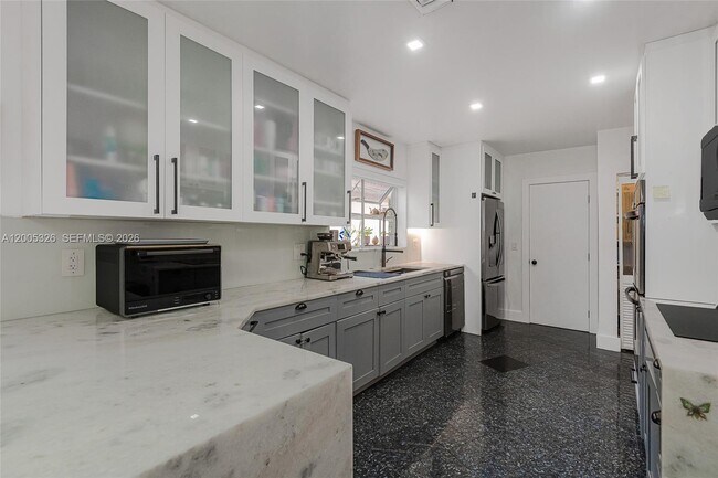 Foto del edificio - 9048 Carlyle Ave