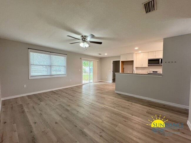 Building Photo - Renovated 4-Bedroom Home in Central Fort W...