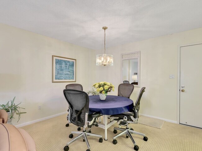 Foto del edificio - 555 Park Shore Dr