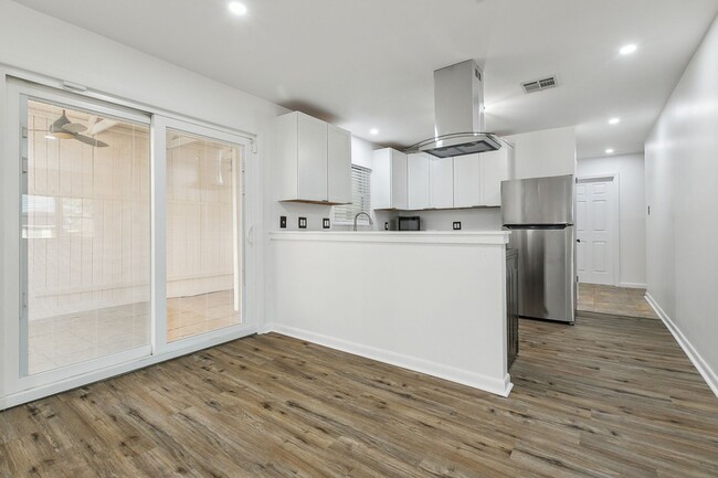 Building Photo - Better Price! 3 Bedroom in the Heart of Me...