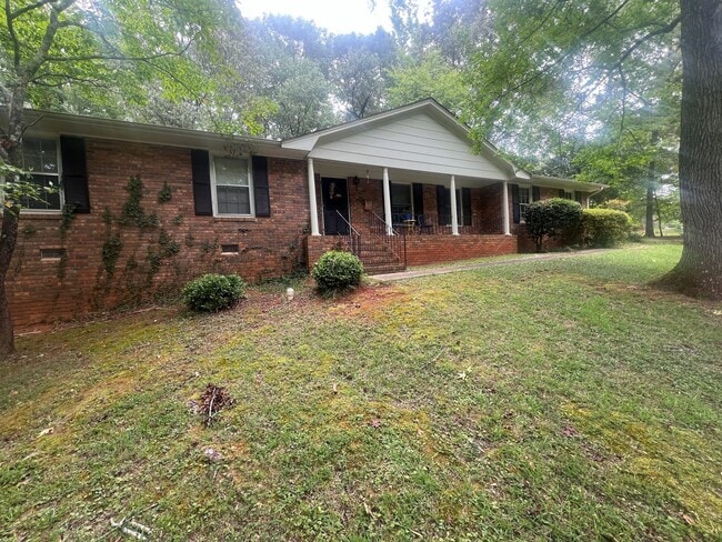 Building Photo - Quiet Home In University Heights