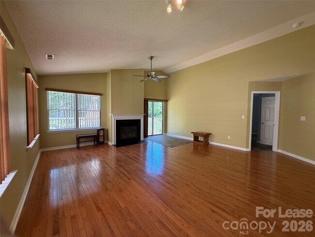 Foto del edificio - 114 Fairway View Dr