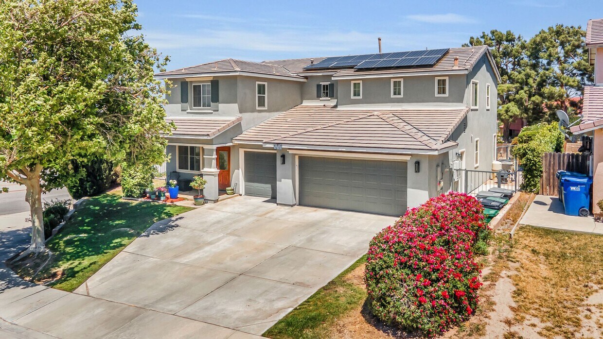 Building Photo - West Palmdale 5+3 POOL/SMART HOME WITH SOLAR!