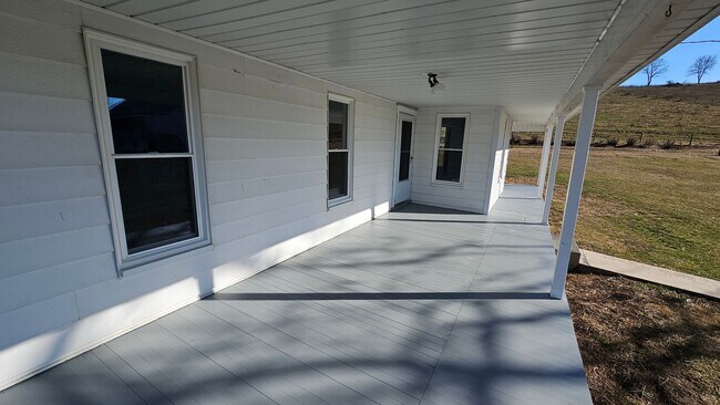 Foto del edificio - Country Living in This 4 Bedroom Farmhouse!