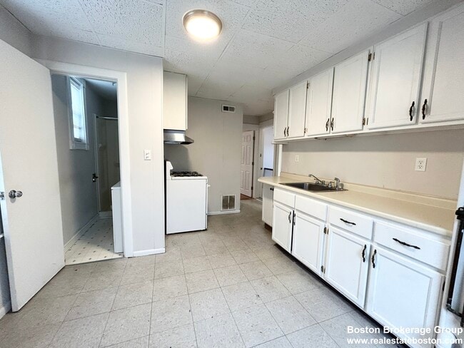 Building Photo - 103 Buttonwood St