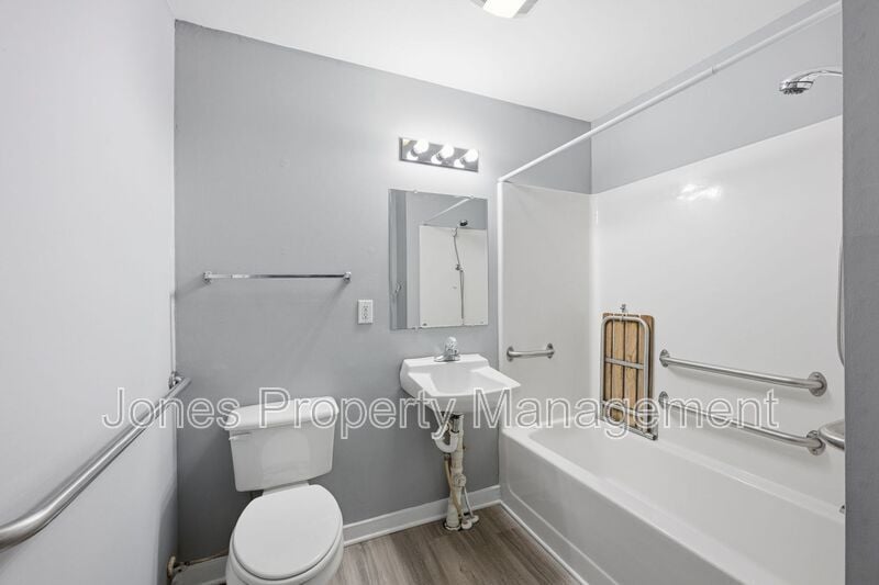 Building Photo - 120 W 52 Bypass