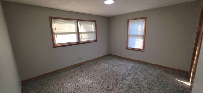 Building Photo - 4 Bedroom 2 Bathroom! $1195!