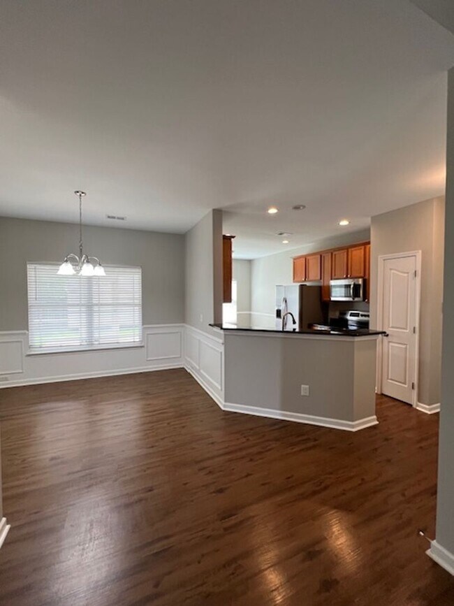 Foto del edificio - Enjoy this Open Floorplan includes 3 BD-2.5 BA - Master On Main - A Huge Loft/Bonus. Community Po...