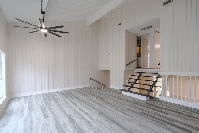 Foto del edificio - 19 Lakeway St