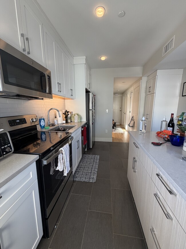 Building Photo - 208 Banks St