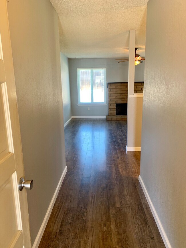 Foto del edificio - MOVE IN READY 3 BEDROOM 2 BATHROOM HOME Av...