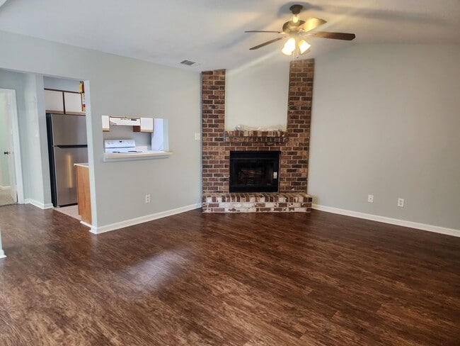 Building Photo - 2bd/2ba Townhome in Georgetown with walk i...