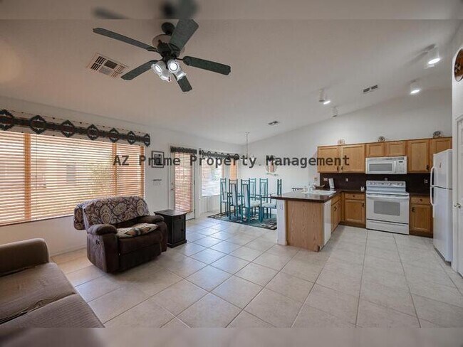 Foto del edificio - 3431 E Torrey Pines Ln