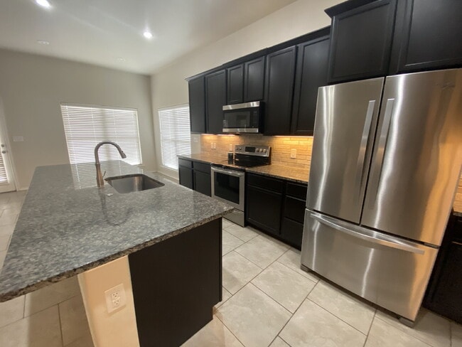 Building Photo - 4 bedroom, 2 bath in Quincy Park!