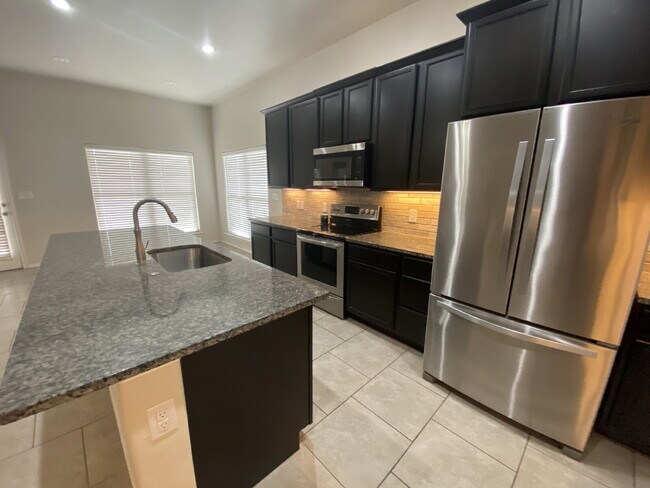Foto del edificio - 4 bedroom, 2 bath in Quincy Park!