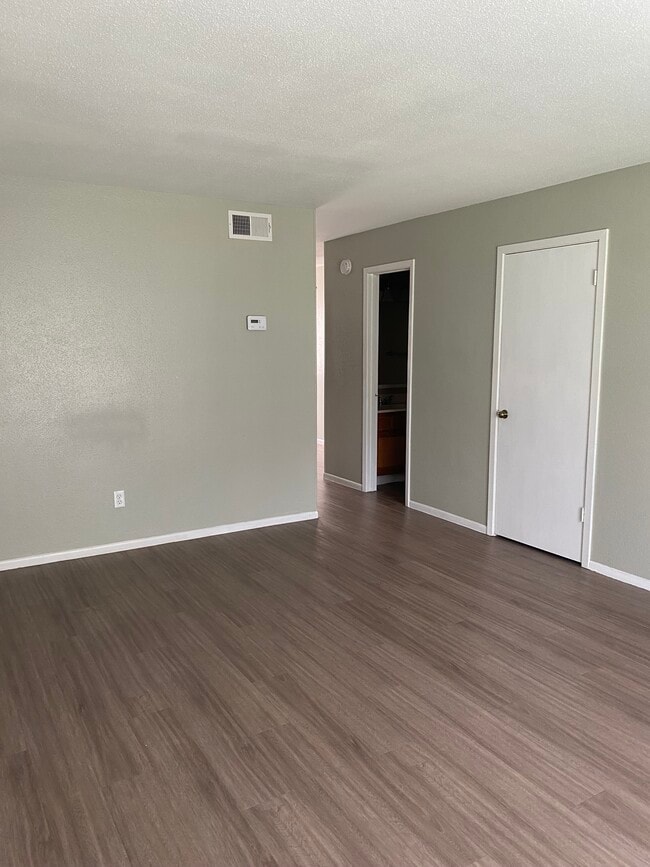 Living - 1500 Elm Ave