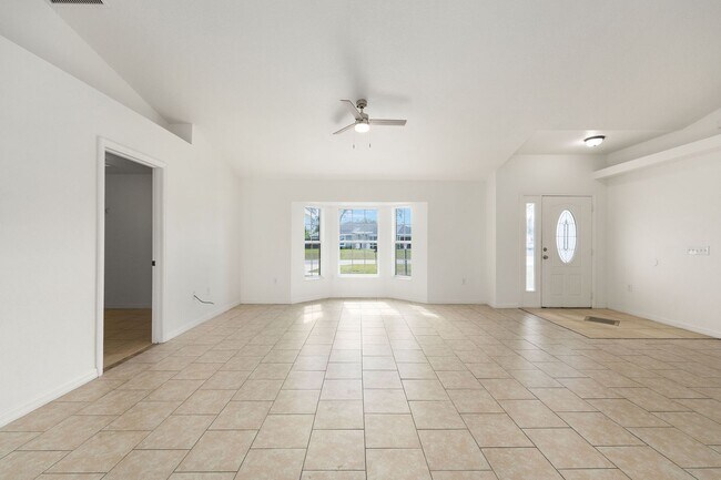 Foto del edificio - Spacious 3-Bedroom Home on an Oversized Lot in Marion Oaks – Modern Comfort with Room to Relax!