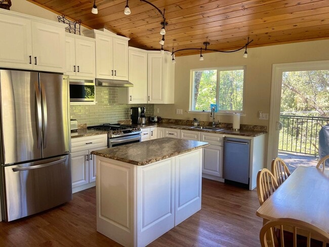 Building Photo - Gorgeous Fully Furnished 3 Bedroom Home Ne...