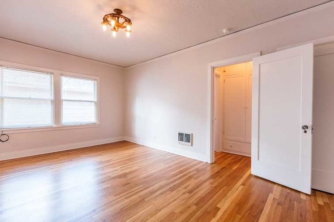 Building Photo - Queen Anne Apartments