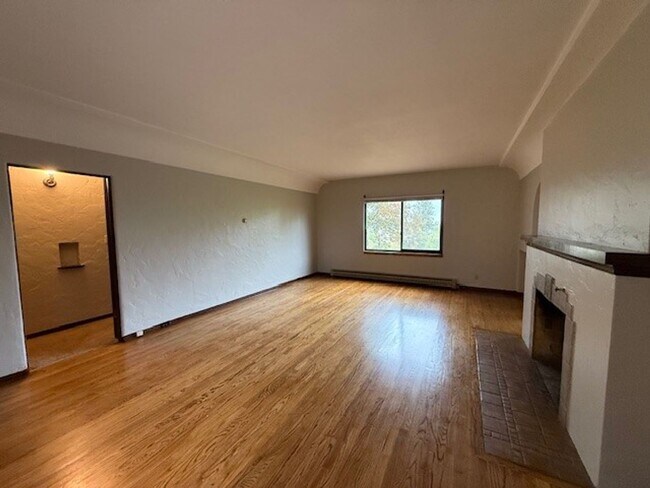 Building Photo - Cliff Dr. Apartment - Spacious with Hardwo...