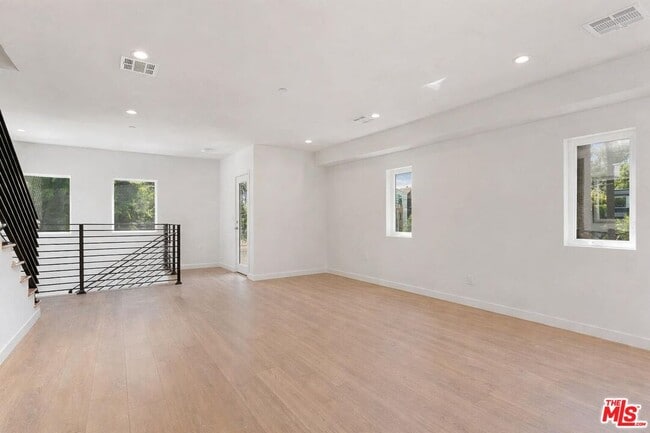 Foto del edificio - 2115 Beachwood Terrace