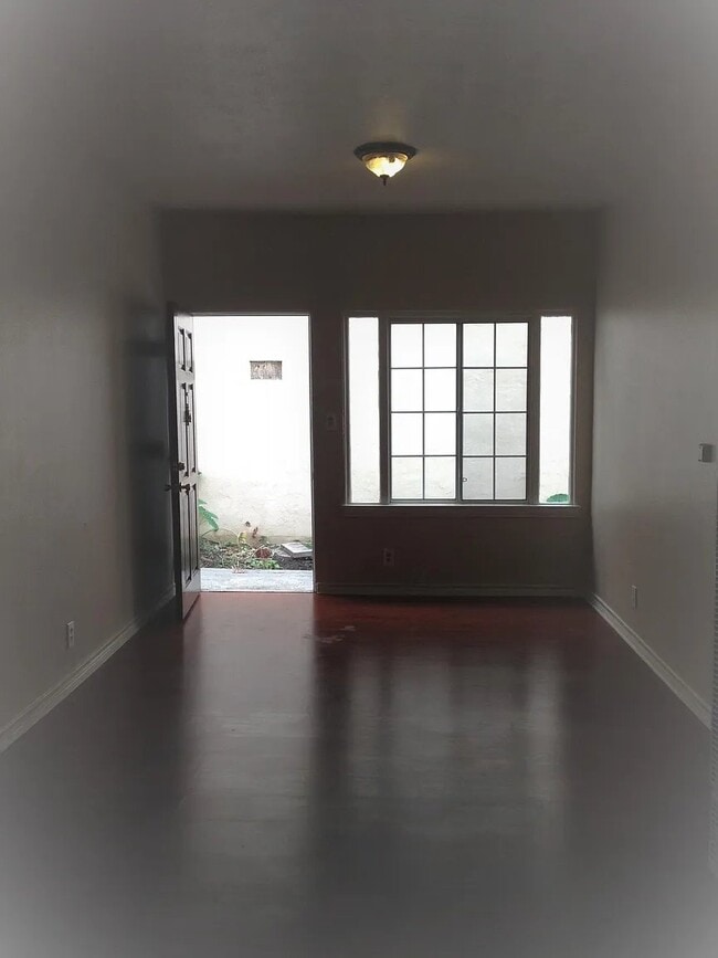 Building Photo - 972 Marview Ave