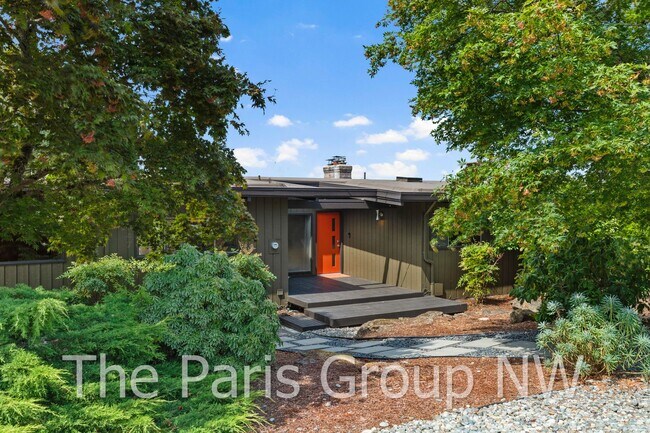 Building Photo - Extraordinary 4BR, 4200sf Mid Century Wate...