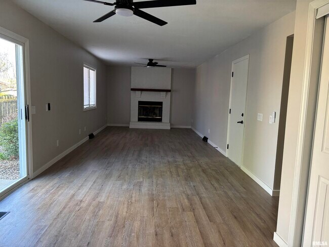 Foto del edificio - 3326 Jennings Dr