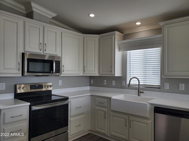 Foto del edificio - 7750 E Broadway Rd