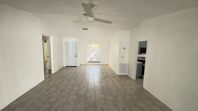 Building Photo - Newly renovated 3 bedroom, 2 bathroom, 2 c...