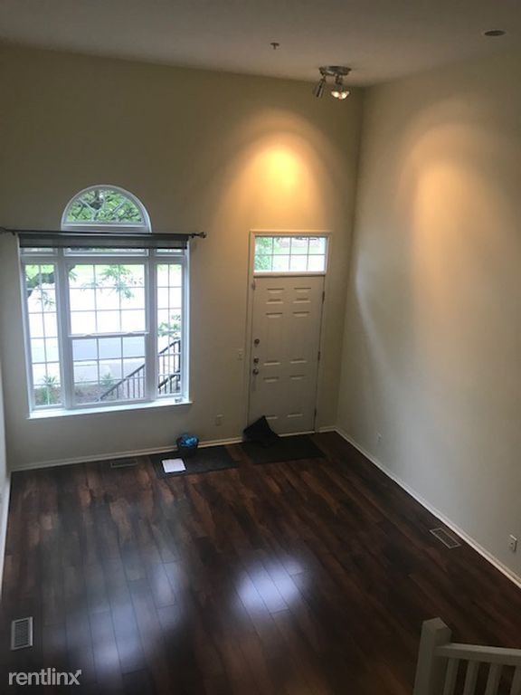 Foto del edificio - 3 br, 1.5 bath Townhome - 23980 Woodward Ave