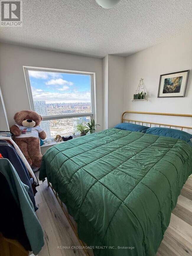 Photo du bâtiment - 125 Village Green Square