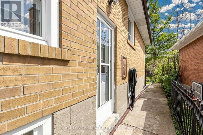Building Photo - 103 Cummer Ave