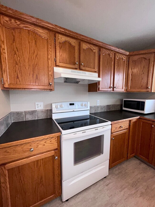 Photo du bâtiment - 4 Bed 1.5 Bath Unit in Red Deer, AB