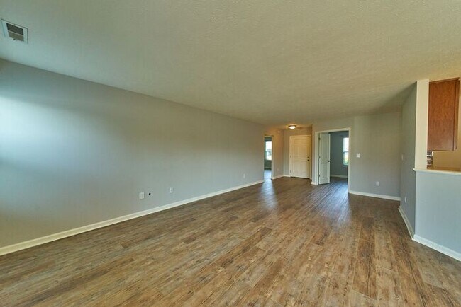 Foto del edificio - 3 Bedroom 2 Full Bath in Beautiful Avon Ne...